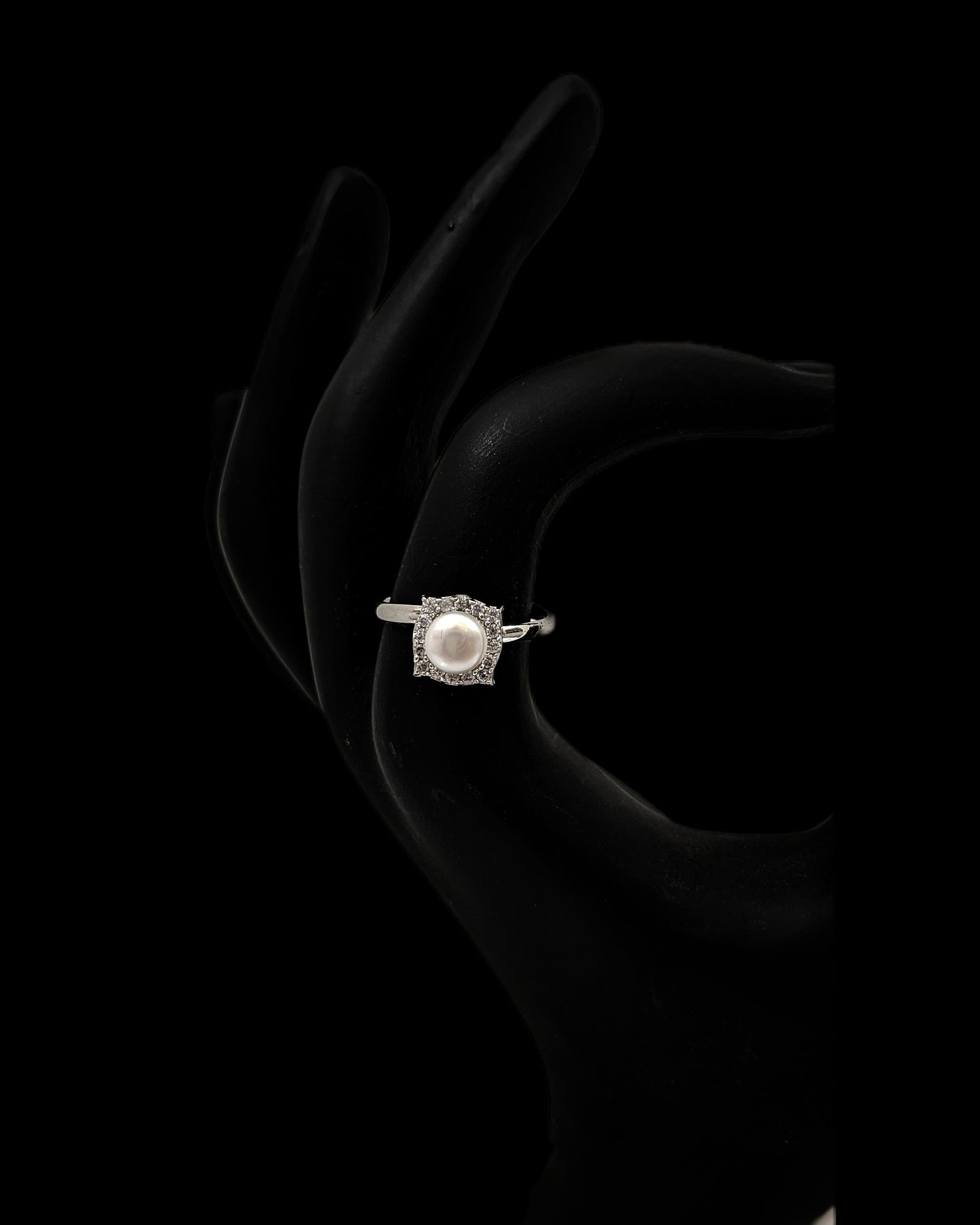 ADJUSTABLE S SILVER PEARL RING.