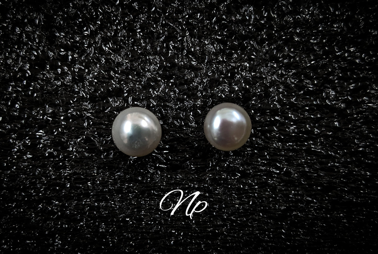 MEDIUM SIZE WHITE PEARL BUTTON TOPS. (Life long guarantee)