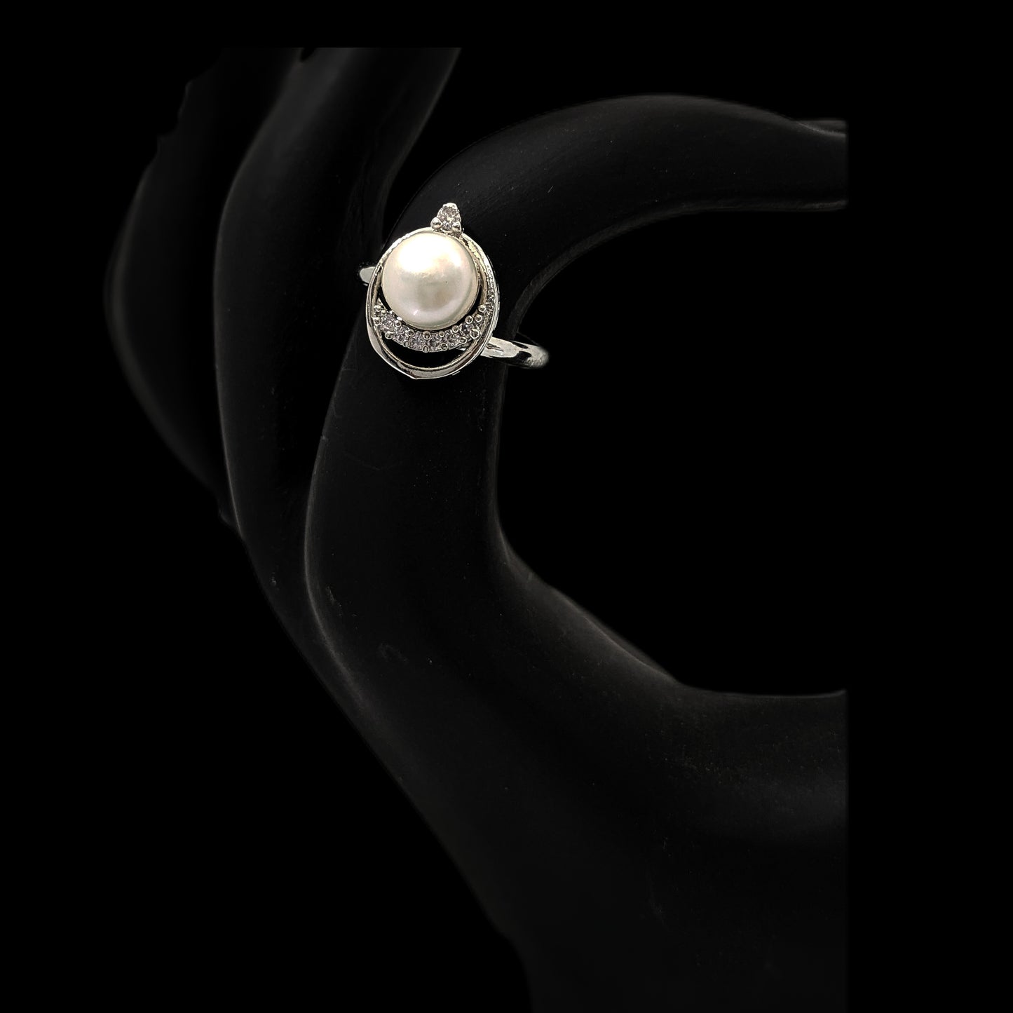 ADJUSTABLE S SILVER PEARL RING.