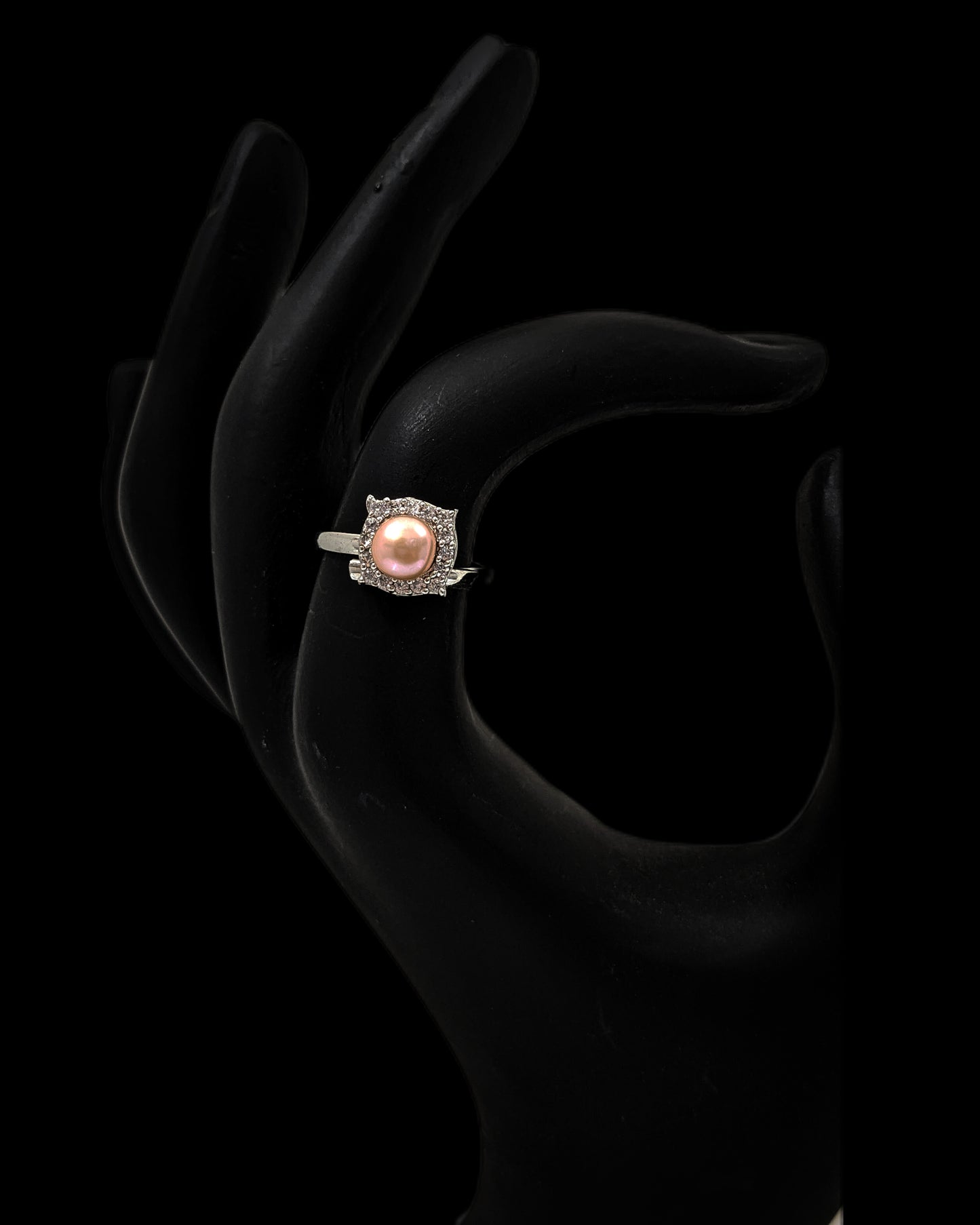 ADJUSTABLE S SILVER PEARL RING.