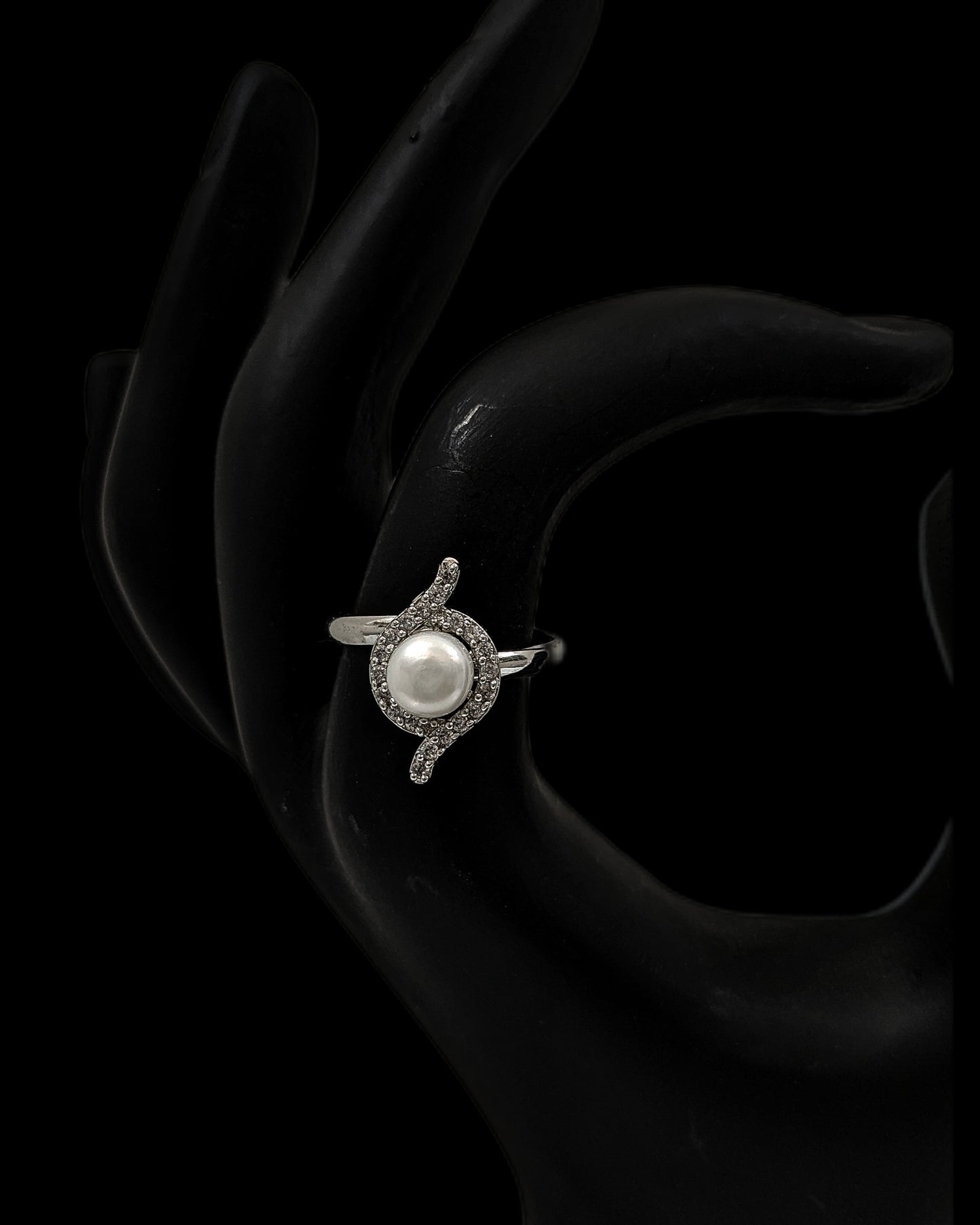 ADJUSTABLE S SILVER PEARL RING.