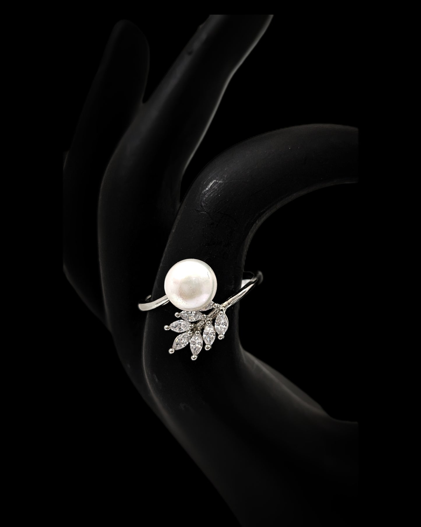 LEAF ADJUSTABLE S SILVER PEARL RING.