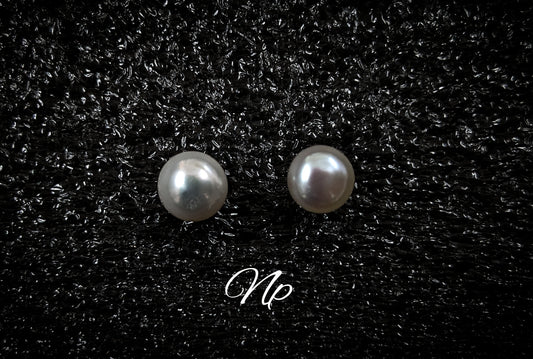 MEDIUM SIZE WHITE PEARL BUTTON TOPS. (Life long guarantee)