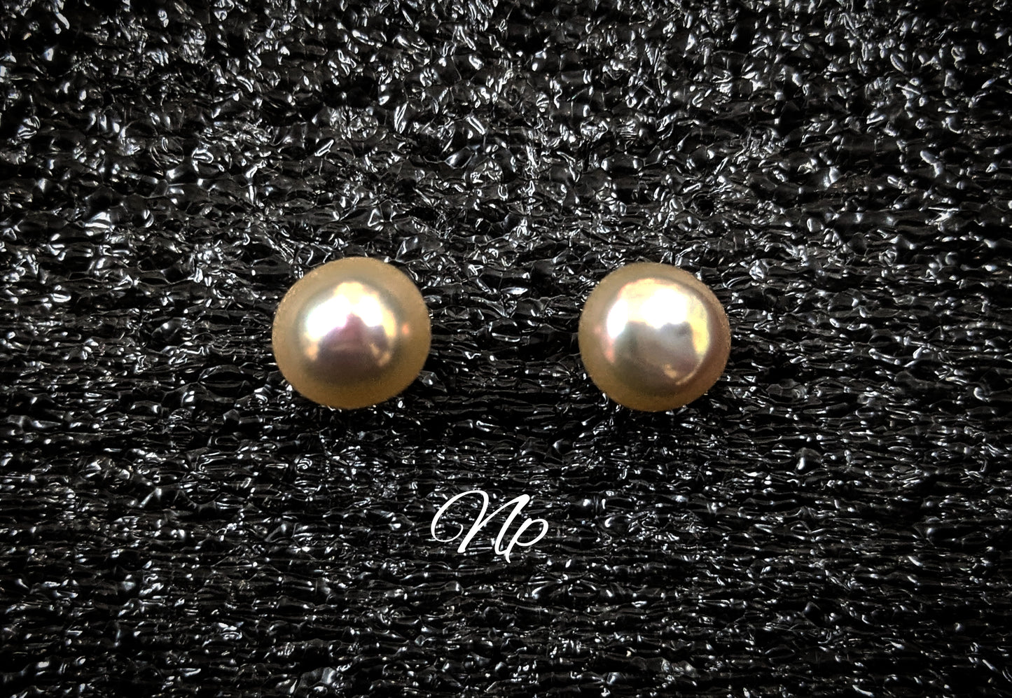 MEDIUM SIZE PEACH PEARL BUTTON TOPS. (Life long guarantee)